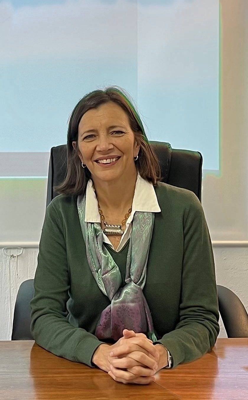 Carolina Barrios, sentada a la mesa durante un taller clínico