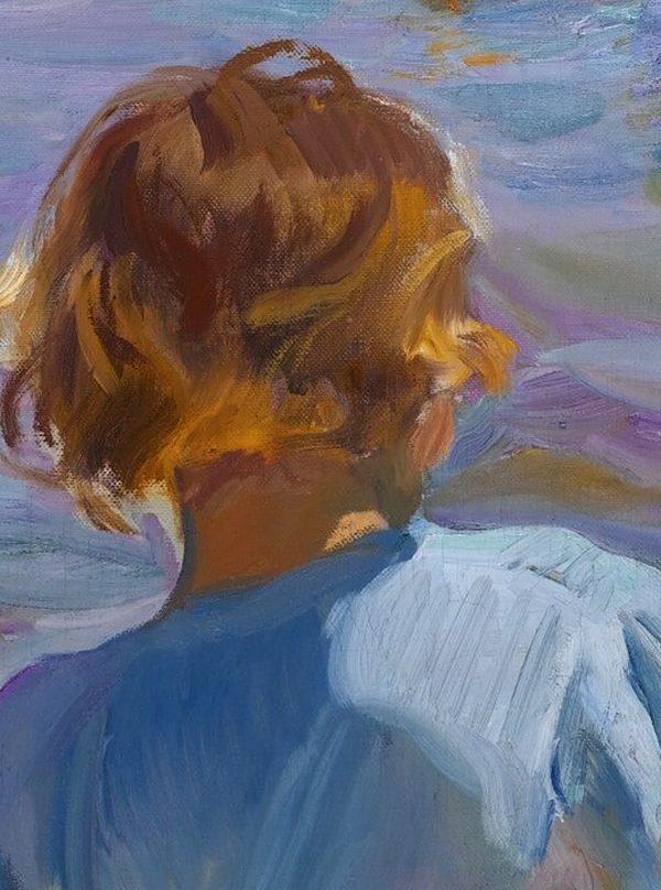 Detalle de una pintura: una niña pelirroja de espaldas, con un vestido azul, frente al mar